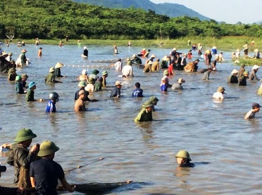 Sáng ngày 30/5, lễ hội đánh cá Đồng Hoa được tổ chức tại đầm Vực thuộc xã Xuân Viên (huyện Nghi Xuân, tỉnh Hà Tĩnh). 