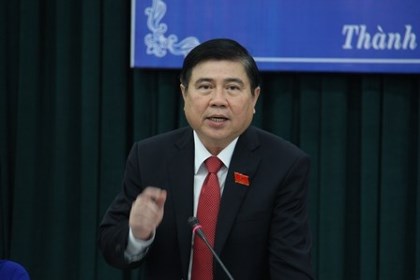Ông Nguyễn Thành Phong trả lời phóng viên
