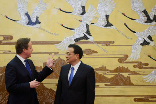 Thủ tướng Anh David Cameron (trái) hội đàm với người đồng cấp Lý Khắc Cường tại Đại lễ đường nhân dân Bắc Kinh.