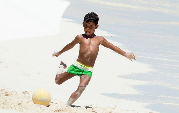 Bé Cristiano Junior chơi bóng rất điệu nghệ.