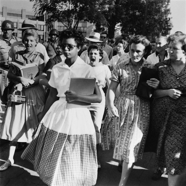 Đôi mắt ghét bỏ- Đó là Elizabeth Ann Eckford, một trong 9 học sinh người Mỹ gốc Phi theo học tại trường trung học Little Rock năm 1957. Cô bị một đám người da trắng đi theo chửi rủa, xúc phạm kì thị sắc tộc.