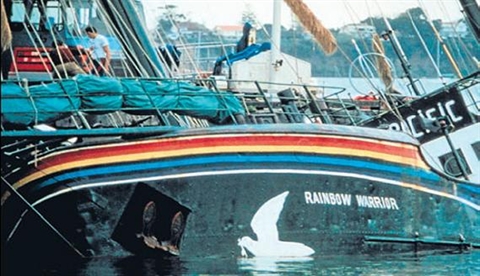 Con tàu Chiến binh Cầu vồng bị đánh chìm tại cảng Auckland của New Zealand năm 1985