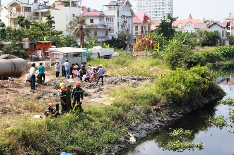 
 Trải qua nhiều giờ tìm kiếm, đến đầu giờ chiều cùng ngày, thi thể thiếu niên vẫn chưa được tìm thấy
