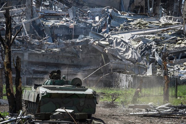 Theo các quan sát viên, đó là đạn pháo cỡ nòng lớn hơn 100mm. Trước đó, thông tin cho biết giao tranh đã diễn ra tại sân bay Donetsk.