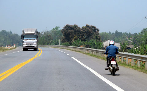 hình ảnh lạ, chỉ có ở Việt Nam, xe khách, xe máy đi trên cao tốc, Nội Bài - Lào Cai