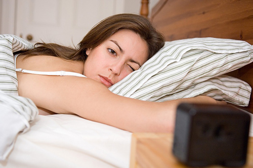 Rối loạn giấc ngủ có xu hướng tăng theo tuổi tác và là kẻ thù của ham muốn tình dục (Ảnh minh họa)
