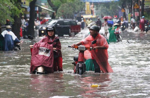 Đường Nguyễn Văn Quá thành sông, các phương tiện không thể di chuyển được