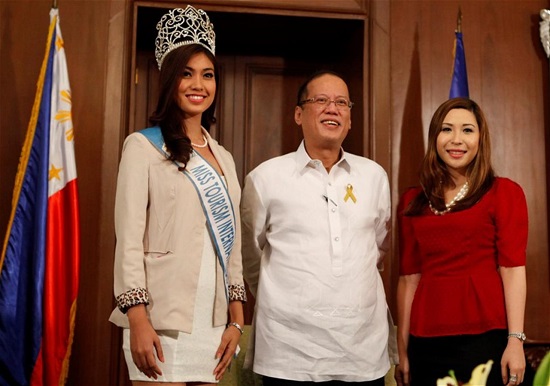
Rizzini Alexis Gomez vinh dự được Tổng thống Philippines chúc mừng sau khi đăng quang danh hiệu Hoa hậu Du lịch Quốc tế 2012
