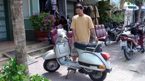 Ông Nguyễn Tấn Lai (45 tuổi) chủ tiệm vàng Thanh Tâm bên chiếc xe để túi vàng bị cướp (ảnh tư liệu).