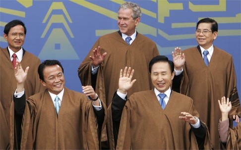 
Các nhà lãnh đạo APEC mặc chiếc áo poncho tại hội nghị ở Lima, Peru năm 2008. (Ảnh: AP)
