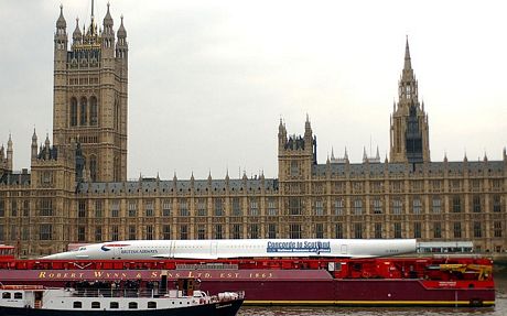 Một máy bay Concorde đi qua tòa nhà quốc hội Anh