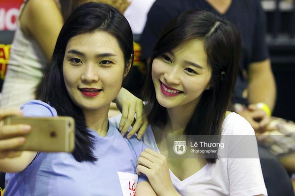 Khi trận đấu chưa bắt đầu, Thu Thảo tỏ ra khá vui vẻ nói chuyện và chụp hình selfie với các bạn bè của mình.