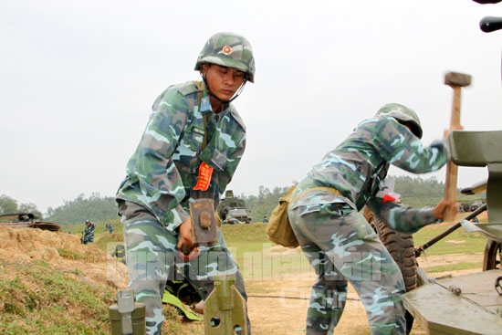 
Sau khi chiếm lĩnh trận địa, các pháo thủ khẩn trương cố định pháo...
