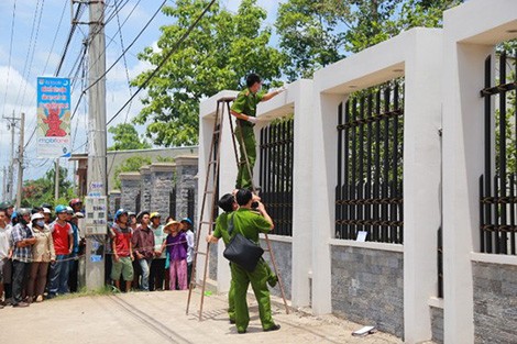 Lực lượng phá án tìm dấu vết.