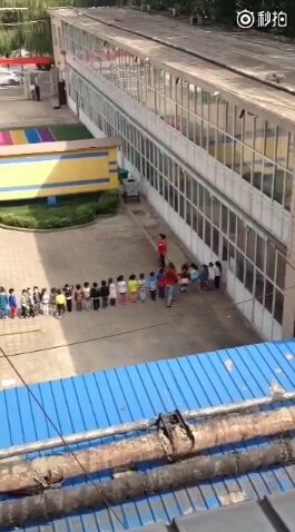 Cũng theo trang này, đoạn video này được quay ngày 24/9 vừa qua tại một trường mẫu giáo ở vùng ngoại ô Trường Trị, tỉnh Sơn Tây, Trung Quốc. Được biết, khi đó đang trong giờ thể dục ngoài giờ, vì các bé không tuân thủ theo đúng yêu cầu của vị giáo viên này nên đã phải chịu phạt.