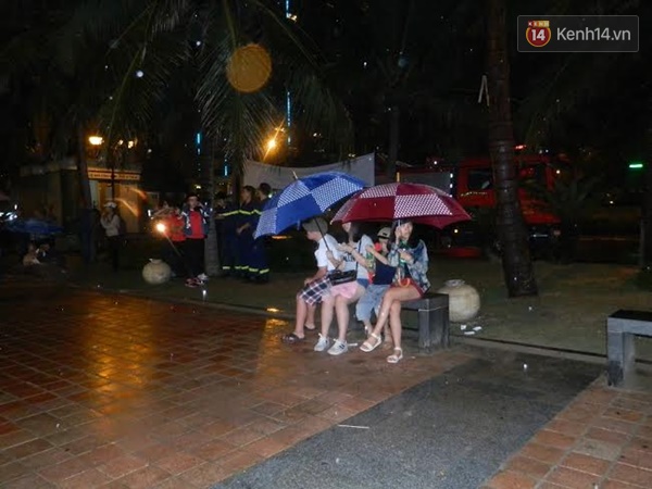 
Tại Đà Nẵng, người dân cũng không quản đội mưa chờ đón giây phút giao thừa và màn pháo hoa trên bãi biển. 
