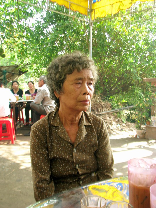 Bà Trần Thị Bé, mẹ của anh Út và Minh kể về gia cảnh khó khăn của con mình