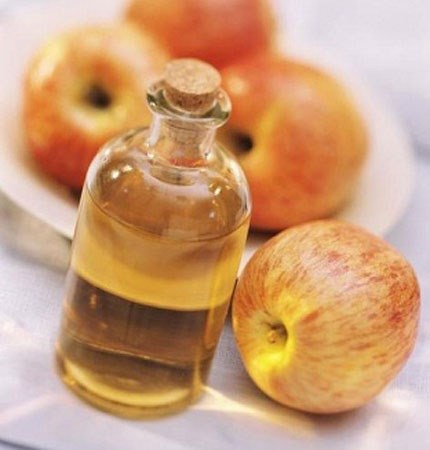 
Giấm táo: Hỗn hợp gồm một muỗng canh giấm táo, một tách nước nóng và một muỗng mật ong sẽ làm dịu cơn khó tiêu, có thể làm êm các cơn đau quặn và đầy hơi. Thức uống này còn ngăn chặn triệu chứng xót rát dạ dày.
