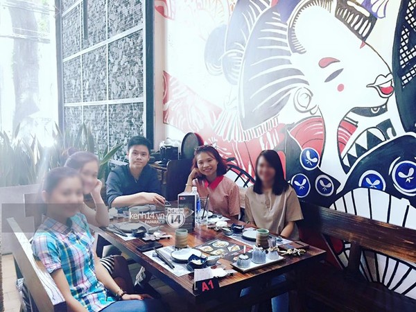 Đại gia Phan Thành dùng bữa trưa với những người bạn của mình mà không có Midu bên cạnh (Ảnh trên trang cá nhân của người bạn Phan Thành)