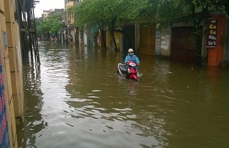 
Nhiều tuyến phố Hà Nội bị ngập nặng trong cơn mưa sáng 22-9. Ảnh: ĐT
