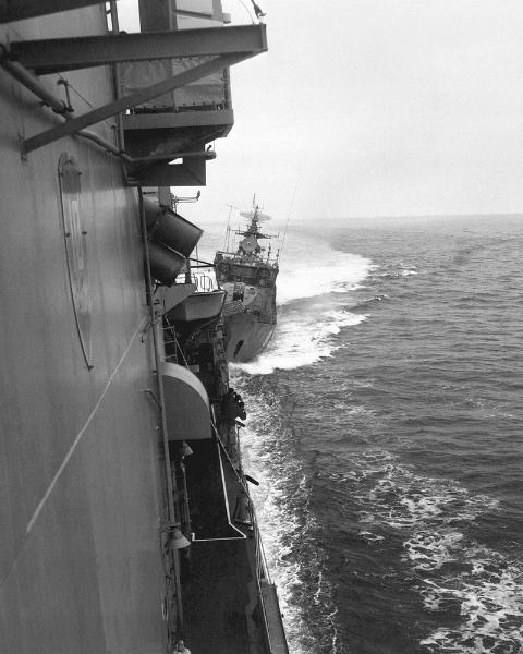 
Tàu hộ vệ hạng nhẹ SKR-6 của Liên Xô (phía sau) đâm vào tàu khu trục Caron
