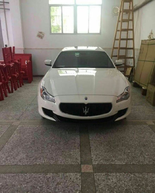 Cô dâu là con của một tỷ phú Trung Quốc nên được bố tặng cho chiếc ô tô này làm của hồi môn.