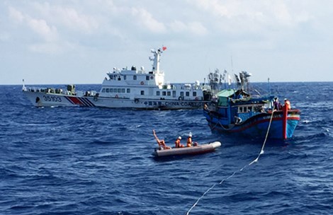 
Sau khi được giải thích rõ Trung Quốc mới để cho tàu cứu hộ cứu nạn cứu ngư dân. Ảnh: MRCC

