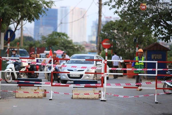 Vài ngày nay, tại khu vực nút giao Bưởi - Hoàng Hoa Thám, đơn vị thi công rào chắn đường Bưởi đoạn trước ngõ 462 và rào chắn lối rẽ từ đường Bưởi và đường Lạc Long Quân xuống đường Hoàng Quốc Việt. 