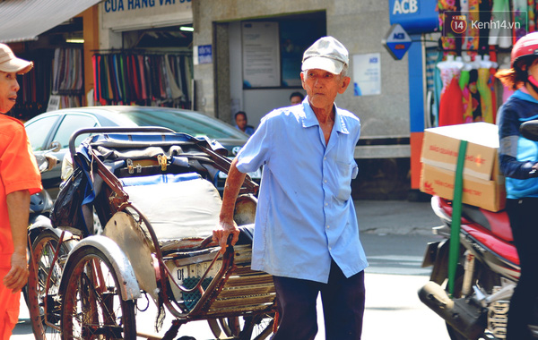 Ông Trung Văn Lai nhọc nhằn kéo xích lô về vỉa hè quen thuộc để chờ khách.