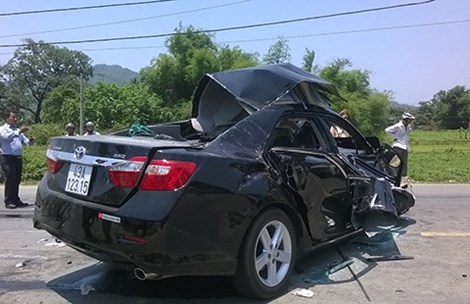 
Chiếc Camry bị đè bẹp sau vụ tai nạn. Ảnh: TẤN TÀI
