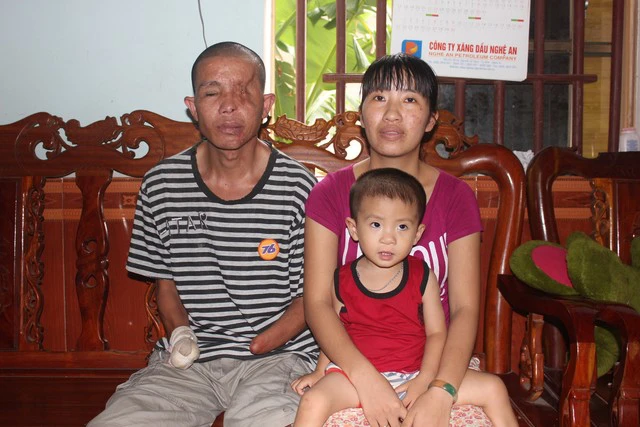 Nạn nhân Thái Viết Hảo cùng vợ và con nhỏ