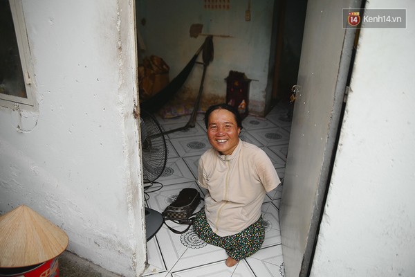 Chị Thuận ở trọ một mình trong một hẻm nhỏ ngay ngã tư Tân Phong. Dù cuộc sống và sinh hoạt cá nhân gặp nhiều khó khăn vất vả nhưng chị luôn lạc quan và rất hay cười.
