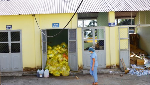 
Rác thải y tế độc hại đang dồn ứ tại BV ĐK Buôn Ma Thuột.
