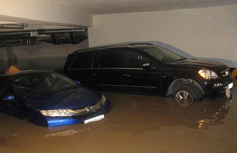 
Cảnh ô tô bị nước ngập ở tầng hầm khu chung cư Green Hills. Ảnh: CTV
