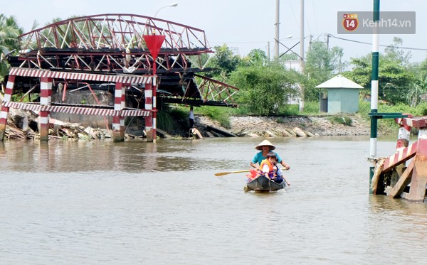 
Cuộc sống người dân gặp nhiều khó khăn khi cầu bị sập, trẻ em phải đi thuyền vượt sông để đến trường.
