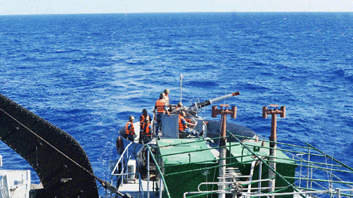 Lính Hải quân bắn hạ mục tiêu trên biển, trên không - ảnh 1