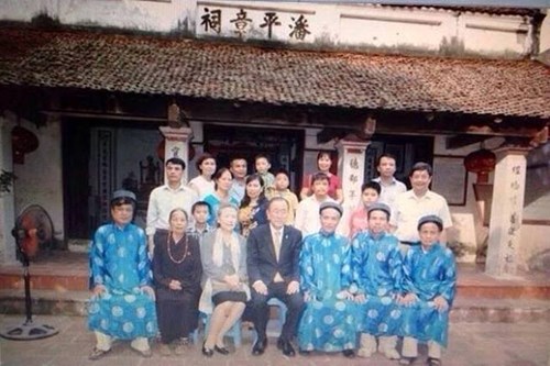 Ngài Ban Ki-moon và phu nhân chụp ảnh lưu niệm cùng các vị trong dòng tộc Phan Huy.