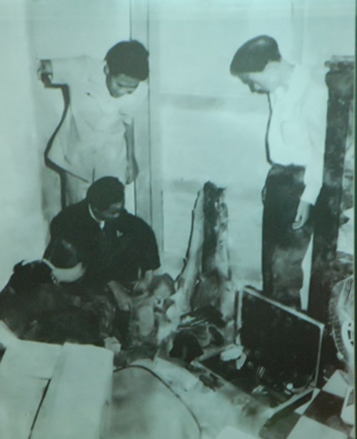 Nhà tình báo Lê Văn Vĩnh (trái) và Ba Lễ trong căn hầm chứa vũ khí.