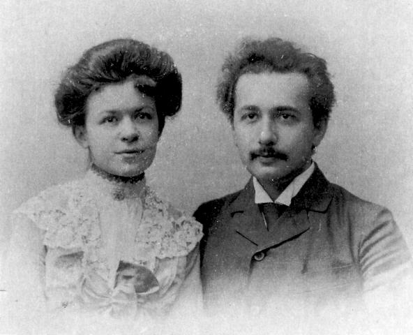 Albert Einstein cùng với vợ chụp ảnh cưới.