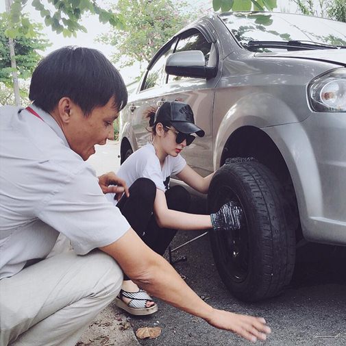 
Rồi bắt tay ngay vào việc.
