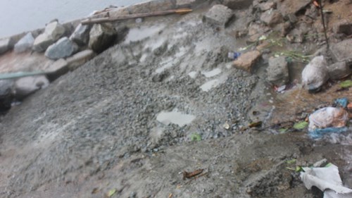 Những đống bê tông mới trộn bị vất trơ trọi dưới trời mưa bão