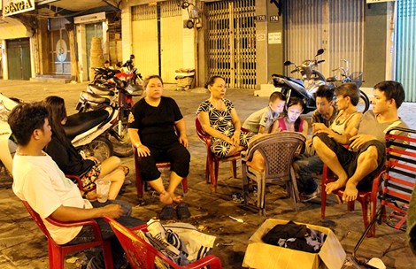 
Căn nhà ba tầng của đại gia đình của bà Phùng Thị Phượng Hoàng bị đổ sập, hơn 10 người phải ra ngoài đường ngồi 
