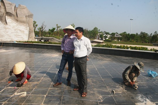 Giám đốc Sở Xây dựng tỉnh Quảng Nam – ông Nguyễn Phú (áo trắng) kiểm tra công tác khắc phục
