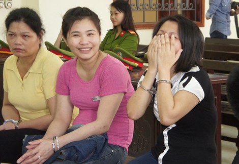 
Bị cáo Lô Thị Thập (ngồi giữa) cười tươi sau khi bị tuyên phạt 4 năm tù về tội mua bán trái phép chất ma túy
