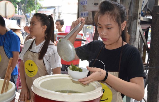 Và cẩn thận múc từng tô canh đầy ắp tình thương và sự sẻ chia cho người nghèo khó