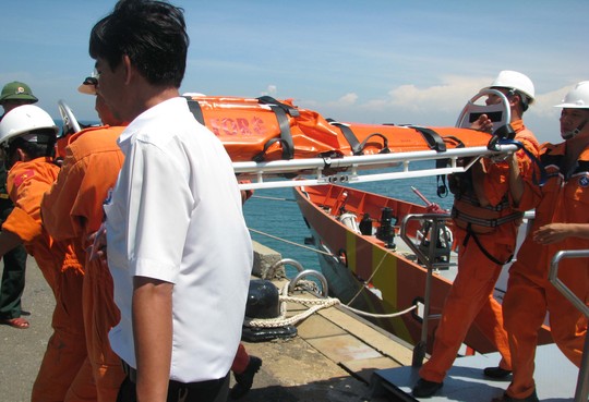 Khẩn cấp đưa ngư dân bị thương vào bờ để cấp cứu