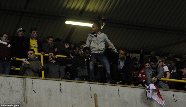 Các CĐV Arsenal có hành động quá khích trên sân White Hart Lane