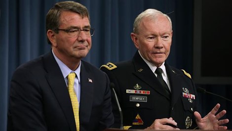 Bộ trưởng Quốc phòng Mỹ Ashton Carter (trái) và Chủ tịch Hội đồng tham mưu trưởng liên quân Hoa Kỳ Martin E. Dempsey(phải) họp báo ngày 1-7 (Ảnh: AFP)