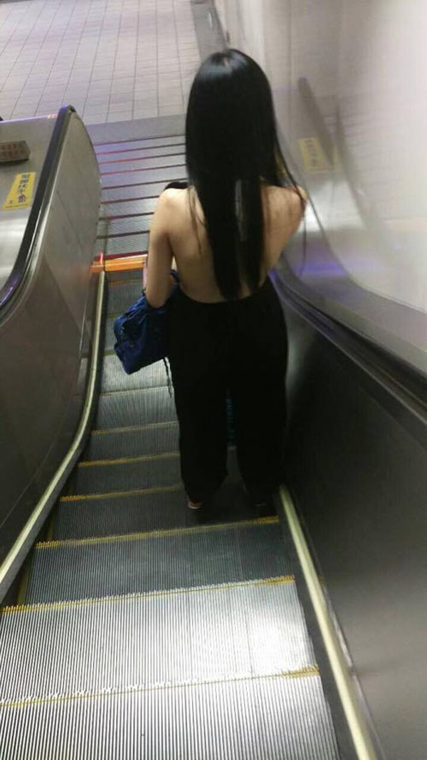Cô gái mặc yếm hở trọn lưng trần ở nơi công cộng