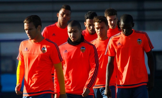 Các cầu thủ Valencia khá ủ dột và khó tránh khỏi cảnh trắng tay ngay tại Mestalla.
